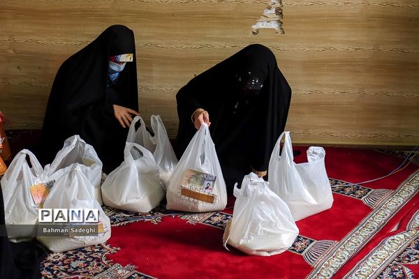 آماده‌سازی بسته‌های کمک مومنانه به دانش آموزان کم برخوردار