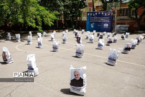 آماده‌سازی بسته‌های کمک مومنانه به دانش آموزان کم برخوردار