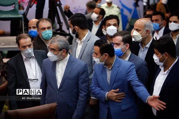 بازدید عباسعلی کدخدایی  از روند ثبت نام سیزدهمین دوره انتخابات ریاست جمهوری