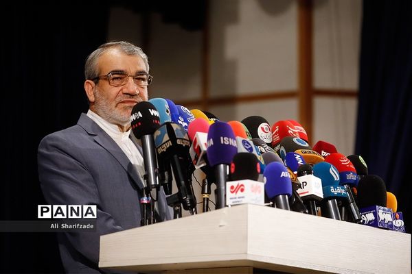 بازدید عباسعلی کدخدایی  از روند ثبت نام سیزدهمین دوره انتخابات ریاست جمهوری