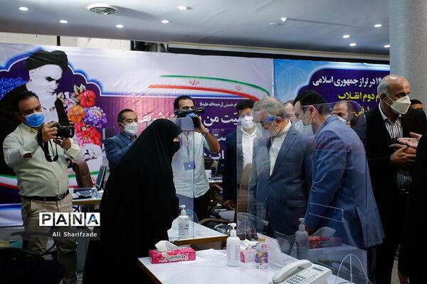 بازدید عباسعلی کدخدایی  از روند ثبت نام سیزدهمین دوره انتخابات ریاست جمهوری