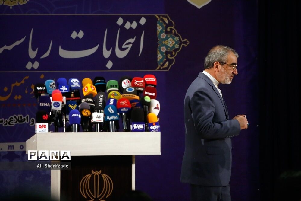 بازدید عباسعلی کدخدایی  از روند ثبت نام سیزدهمین دوره انتخابات ریاست جمهوری