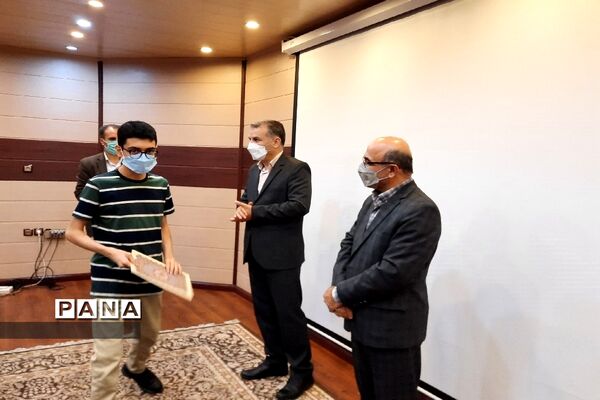 تجلیل از دانش‌آموزان برتر جشنواره نوجوان خوارزمی منطقه ۱۳