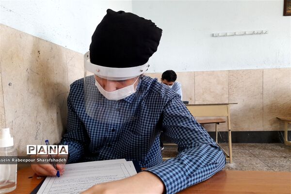 برگزاری امتحانات نهایی سال  1400 دانش آموزان پایه نهم در مدرسه نور منطقه 16