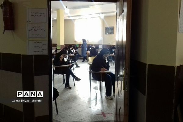 بازدید مدیرآموزش ‌و پرورش ناحیه یک ری از امتحانات حضوری پایه دوازدهم مدرسه حدیث‌کساءخاورشهر