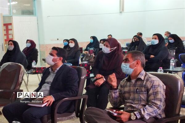 مراسم تجلیل از مدیران تلاش گر حوزه ابتدایی شهرستان امیدیه