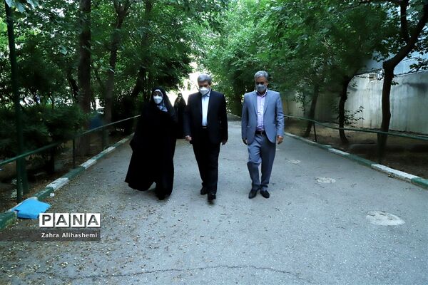 بازدید رئیس سازمان آموزش و پرورش استثنایی از حوزه امتحانی مجتمع نابینایان شهید محبی