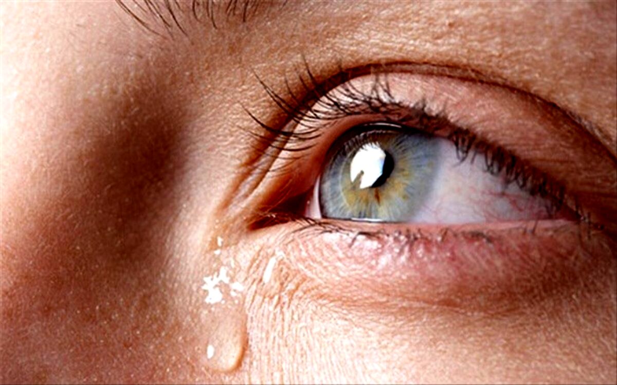 دلیل اشک ریختن موقع گریه کردن چیست؟