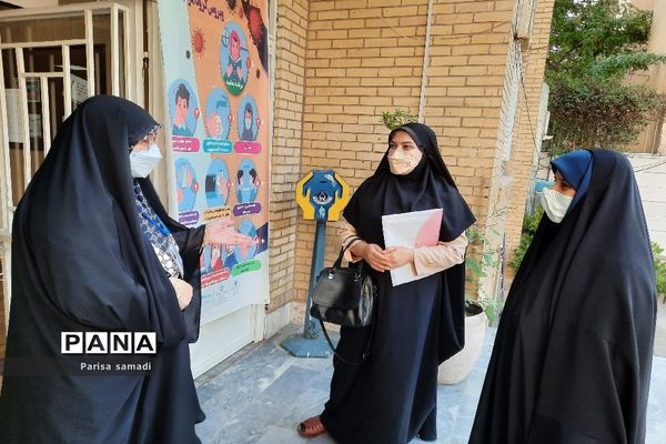 بازدید کارشناس بهداشت منطقه ۱۳ از حوزه‌های امتحانات نهایی