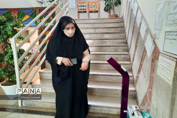 بازدید کارشناس بهداشت منطقه ۱۳ از حوزه‌های امتحانات نهایی