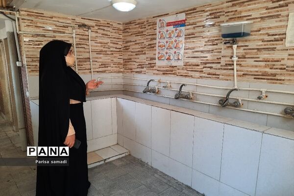 بازدید کارشناس بهداشت منطقه ۱۳ از حوزه‌های امتحانات نهایی