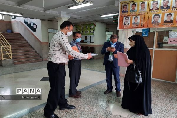 بازدید کارشناس بهداشت منطقه ۱۳ از حوزه‌های امتحانات نهایی