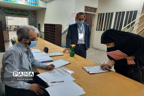 بازدید کارشناس بهداشت منطقه ۱۳ از حوزه‌های امتحانات نهایی