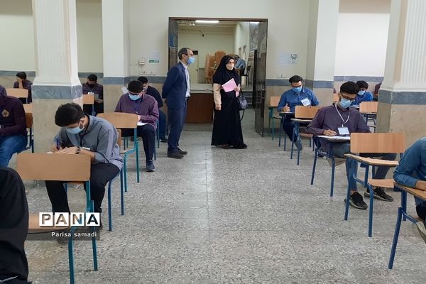 بازدید کارشناس بهداشت منطقه ۱۳ از حوزه‌های امتحانات نهایی