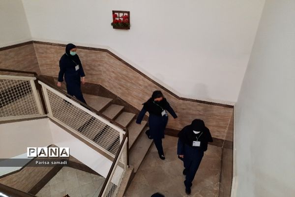 بازدید کارشناس بهداشت منطقه ۱۳ از حوزه‌های امتحانات نهایی