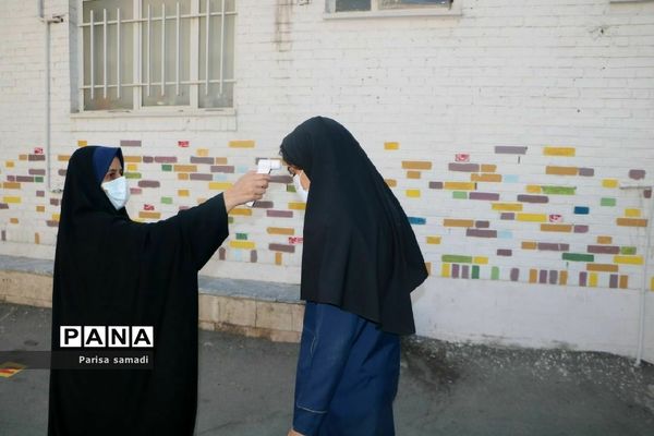 بازدید کارشناس بهداشت منطقه ۱۳ از حوزه‌های امتحانات نهایی