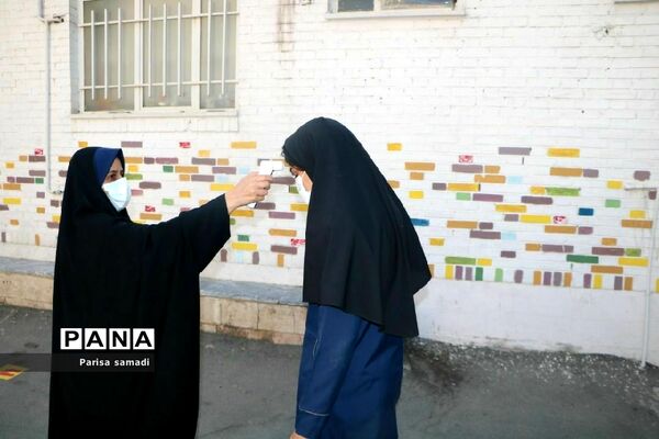 بازدید کارشناس بهداشت منطقه ۱۳ از حوزه‌های امتحانات نهایی