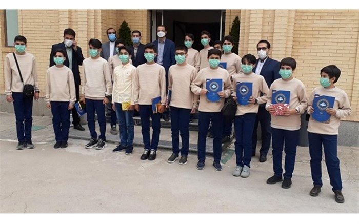 تجلیل از گروه سرود دبیرستان تمام تشکیلاتی امید انقلاب توسط مدیرکل صدا و سیمای مرکز اردبیل