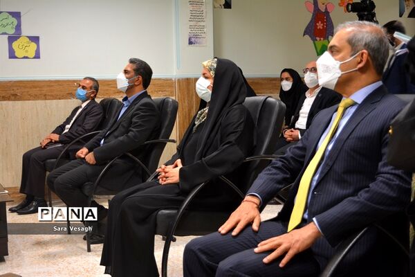 مراسم توزیع نمادین تبلت به دانش‌آموزان اتباع خارجی شهرستان‌های استان تهران