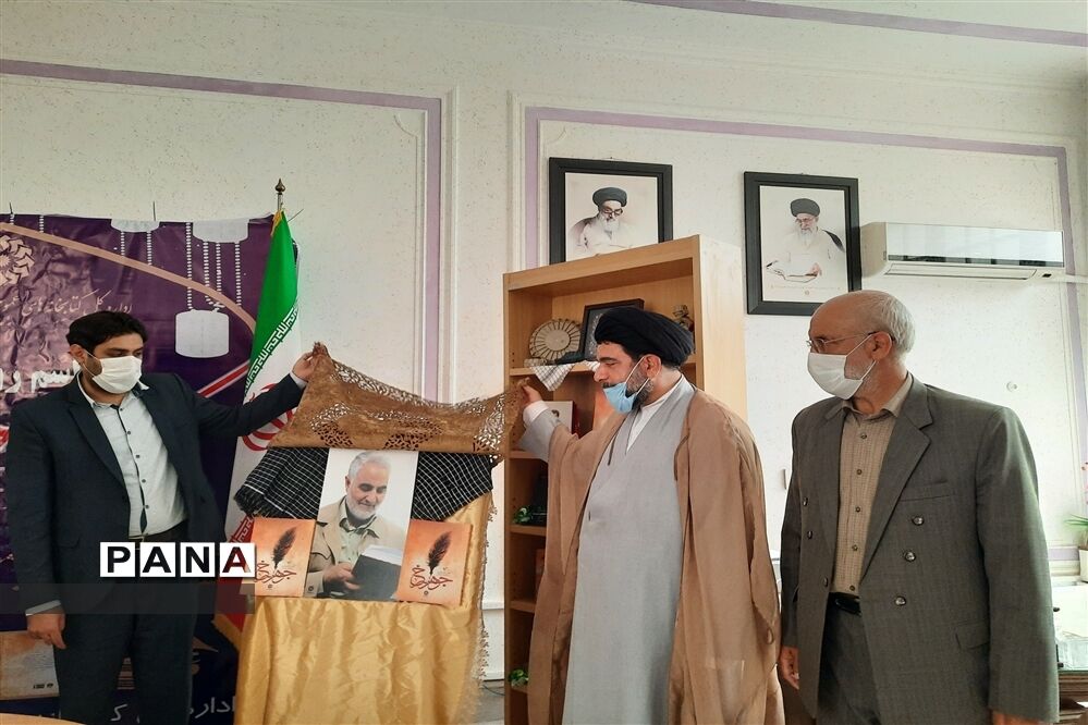 رونمایی از کتاب جوهر سرخ و تقدیر از برگزیدگان مسابقه کتابخوانی دفاع مقدس