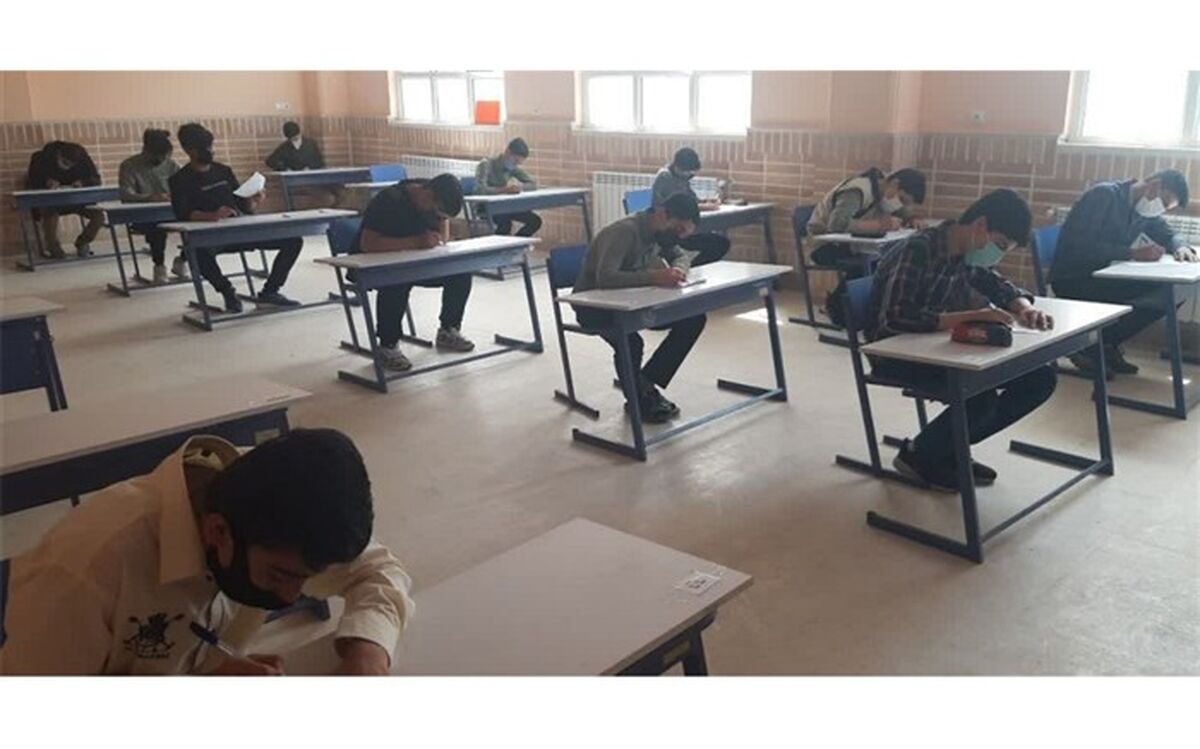 بازدید مدیر کل آموزش پرورش قم از نحوه برگزاری امتحانات حضوری