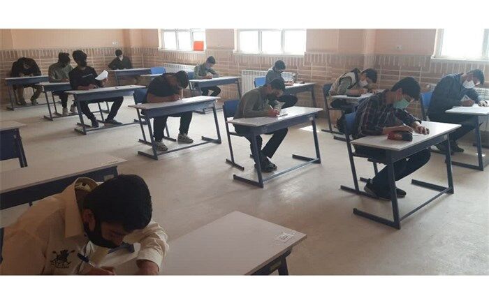 بازدید مدیر کل آموزش پرورش قم از نحوه برگزاری امتحانات حضوری