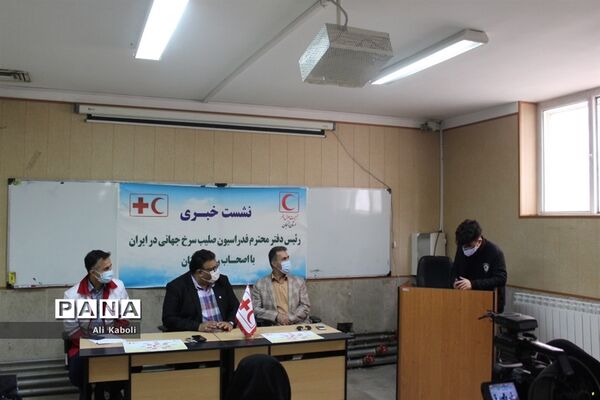 نشست اعضای شورای مدیران هلال احمر با رئیس دفتر فدراسیون صلیب سرخ  جهانی  در ایران