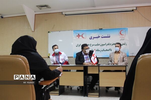نشست اعضای شورای مدیران هلال احمر با رئیس دفتر فدراسیون صلیب سرخ  جهانی  در ایران