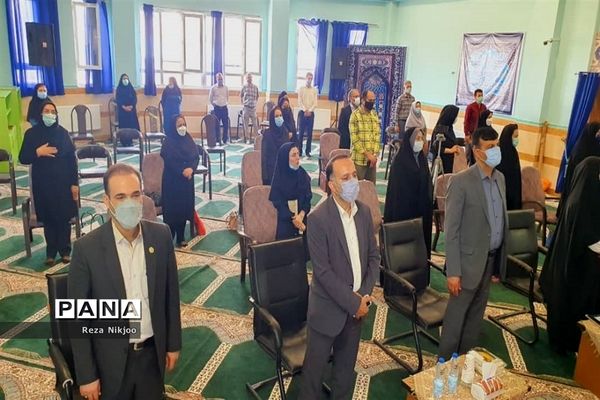 تقدیر از برگزیدگان کشوری آموزش متوسطه در ناحیه یک بهارستان