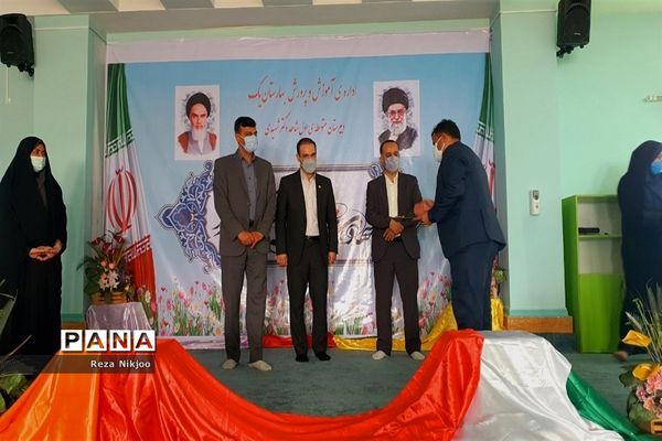 تقدیر از برگزیدگان کشوری آموزش متوسطه در ناحیه یک بهارستان