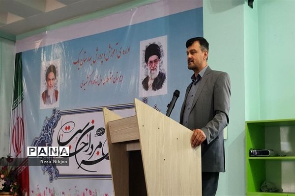 تقدیر از برگزیدگان کشوری آموزش متوسطه در ناحیه یک بهارستان