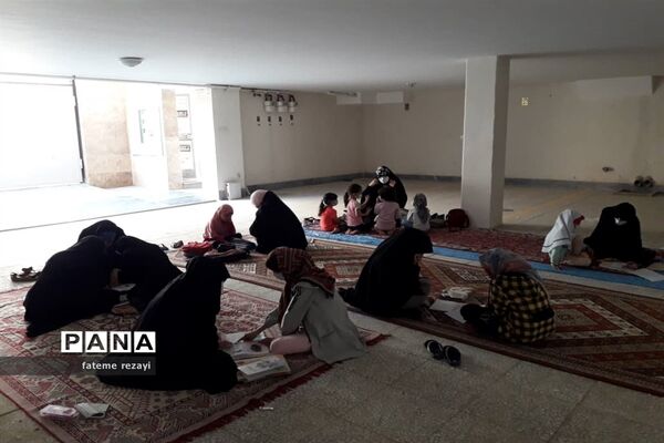 تدریس به  فرزندان شهدای تیپ فاطمیون توسط گروه جهادی سردار سلیمانی و شهید خیزاب