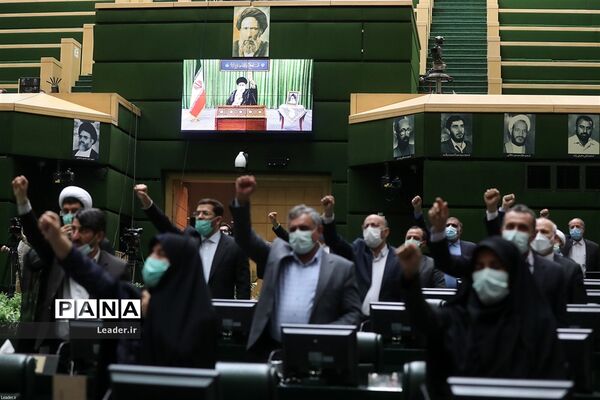 ارتباط تصویری نمایندگان مجلس شورای اسلامی با رهبر انقلاب