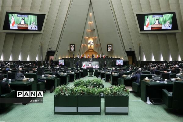 ارتباط تصویری نمایندگان مجلس شورای اسلامی با رهبر انقلاب