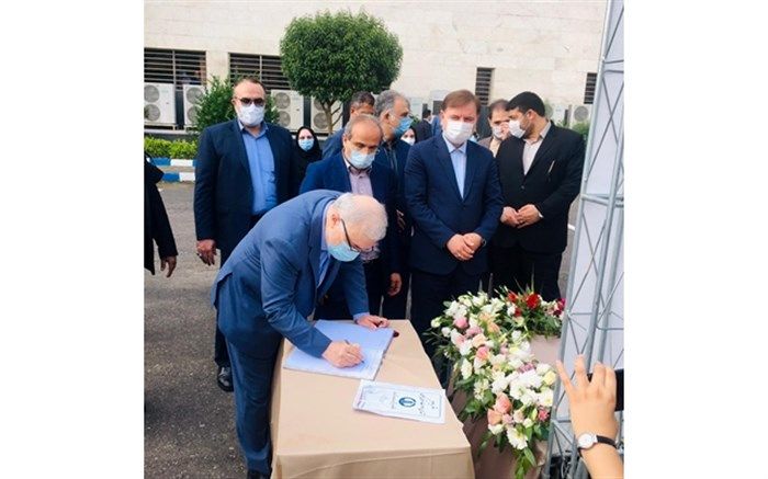 وزیر بهداشت در اولین ساعات ورود به گیلان به مقام شامخ شهدای سلامت ادای احترام کرد