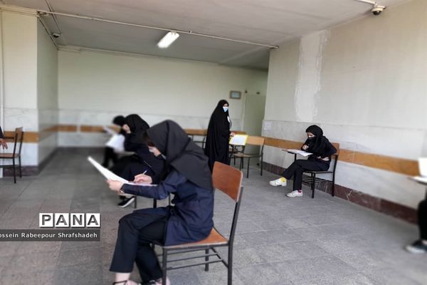 بازدید مدیرکل امور شاهد و ایثارگران وزارت آموزش و پرورش از حوزه امتحانات نهایی منطقه 16 تهران