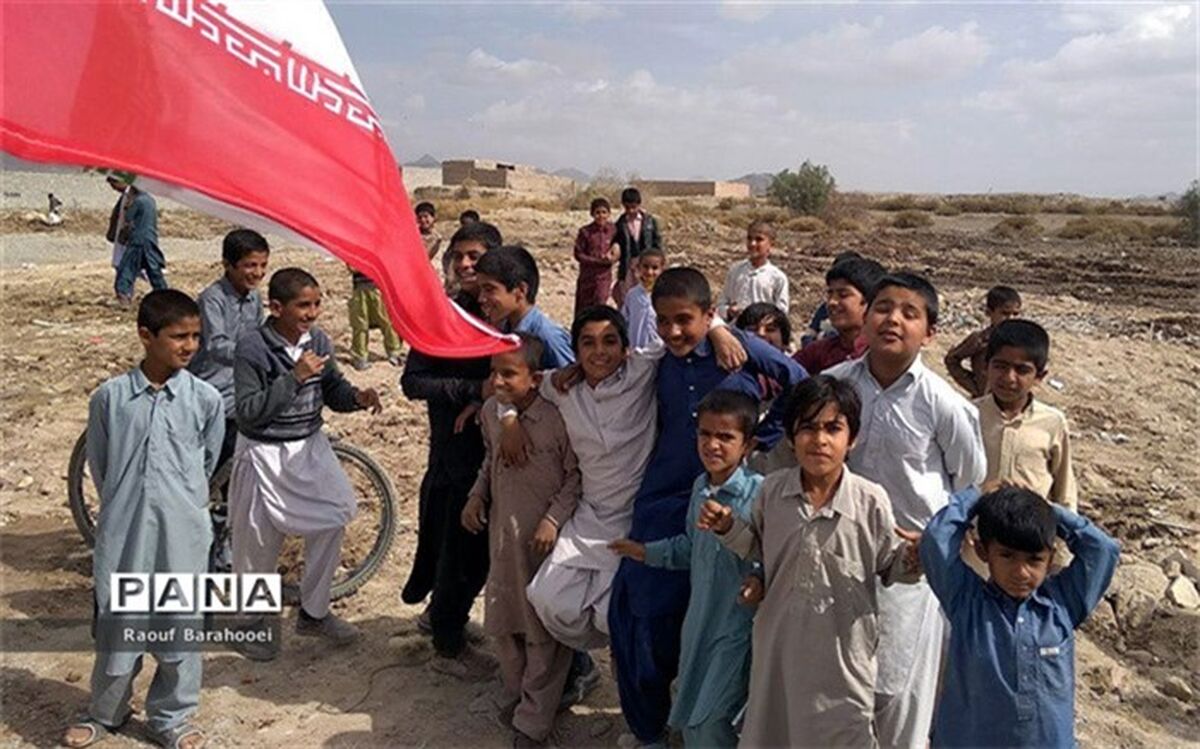 توزیع هزار تبلت برای دانش‌آموزان مناطق محروم توسط «علی کریمی»/ فیلم
