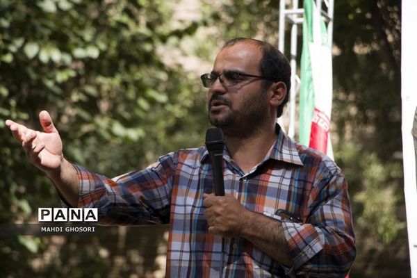 تریبون آزاد رای اولی ها با موضوع انتخابات ریاست جمهوری در قم