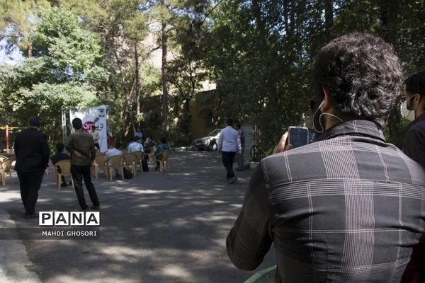 تریبون آزاد رای اولی ها با موضوع انتخابات ریاست جمهوری در قم