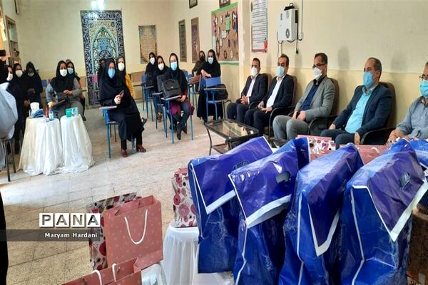 آیین تجلیل از برگزیدگان و عوامل اجرایی جشنواره علمی پژوهشی دبیرستان پاینده اهواز