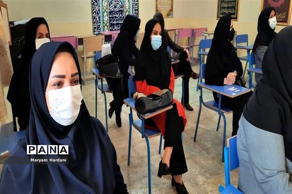 آیین تجلیل از برگزیدگان و عوامل اجرایی جشنواره علمی پژوهشی دبیرستان پاینده اهواز