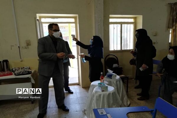 آیین تجلیل از برگزیدگان و عوامل اجرایی جشنواره علمی پژوهشی دبیرستان پاینده اهواز
