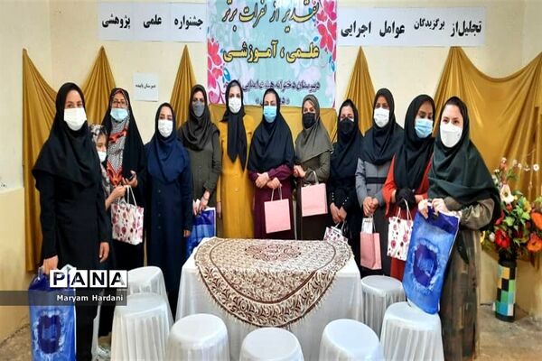 آیین تجلیل از برگزیدگان و عوامل اجرایی جشنواره علمی پژوهشی دبیرستان پاینده اهواز