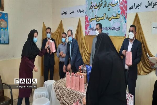 آیین تجلیل از برگزیدگان و عوامل اجرایی جشنواره علمی پژوهشی دبیرستان پاینده اهواز