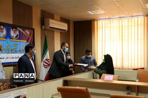تجلیل از مراقبین سلامت حوزه‌های امتحانی در شهرستان امیدیه