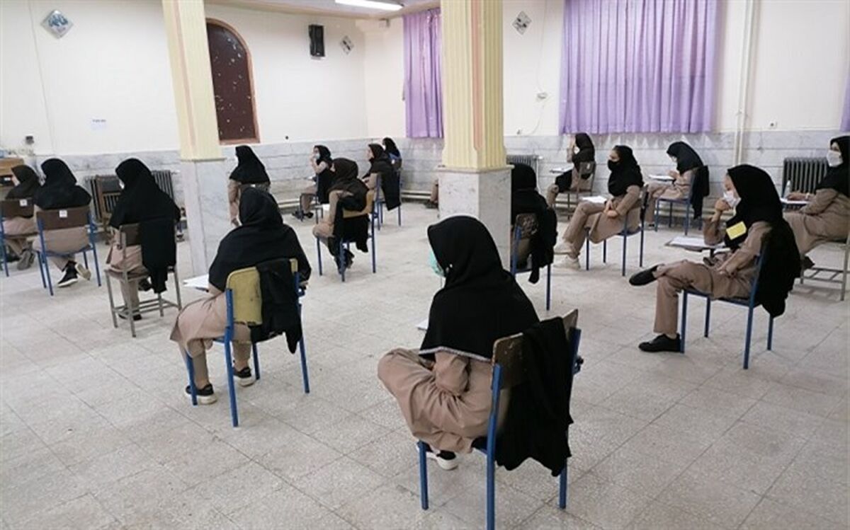 بازدید عضو مجلس دانش‌آموزی قم از امتحانات حضوری پایه نهم