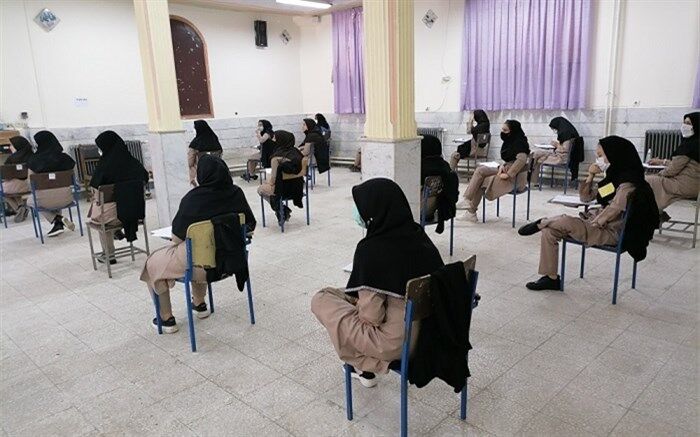 بازدید عضو مجلس دانش‌آموزی قم از امتحانات حضوری پایه نهم