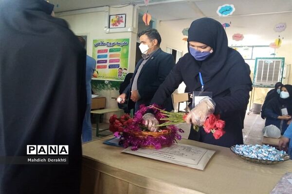 اهدای شاخه گل به دختران بهارستانی به مناسبت روز دختر