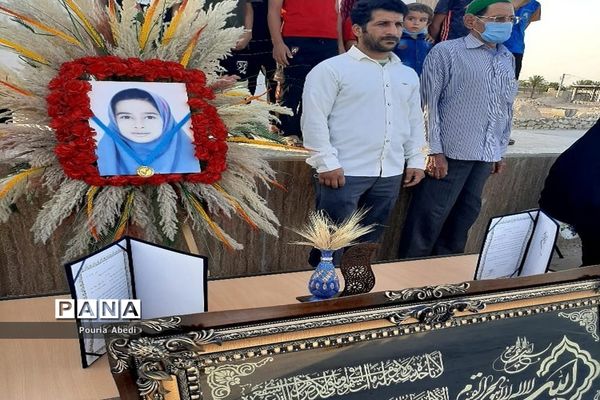 کاشت درخت به مناسبت روز دختر بیاد فاطمه خضری مقدم در روستای احمد آباد