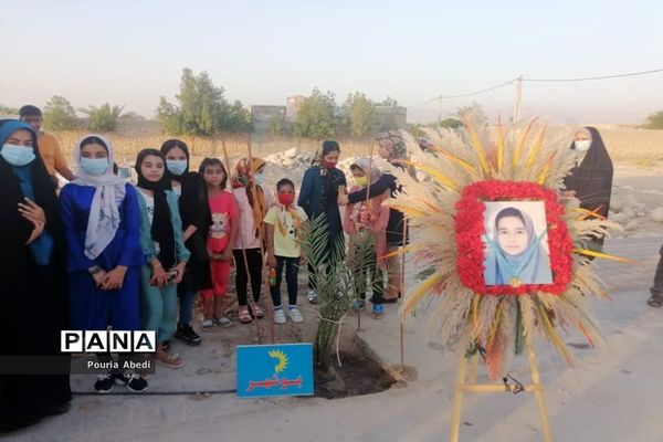 کاشت درخت به مناسبت روز دختر بیاد فاطمه خضری مقدم در روستای احمد آباد